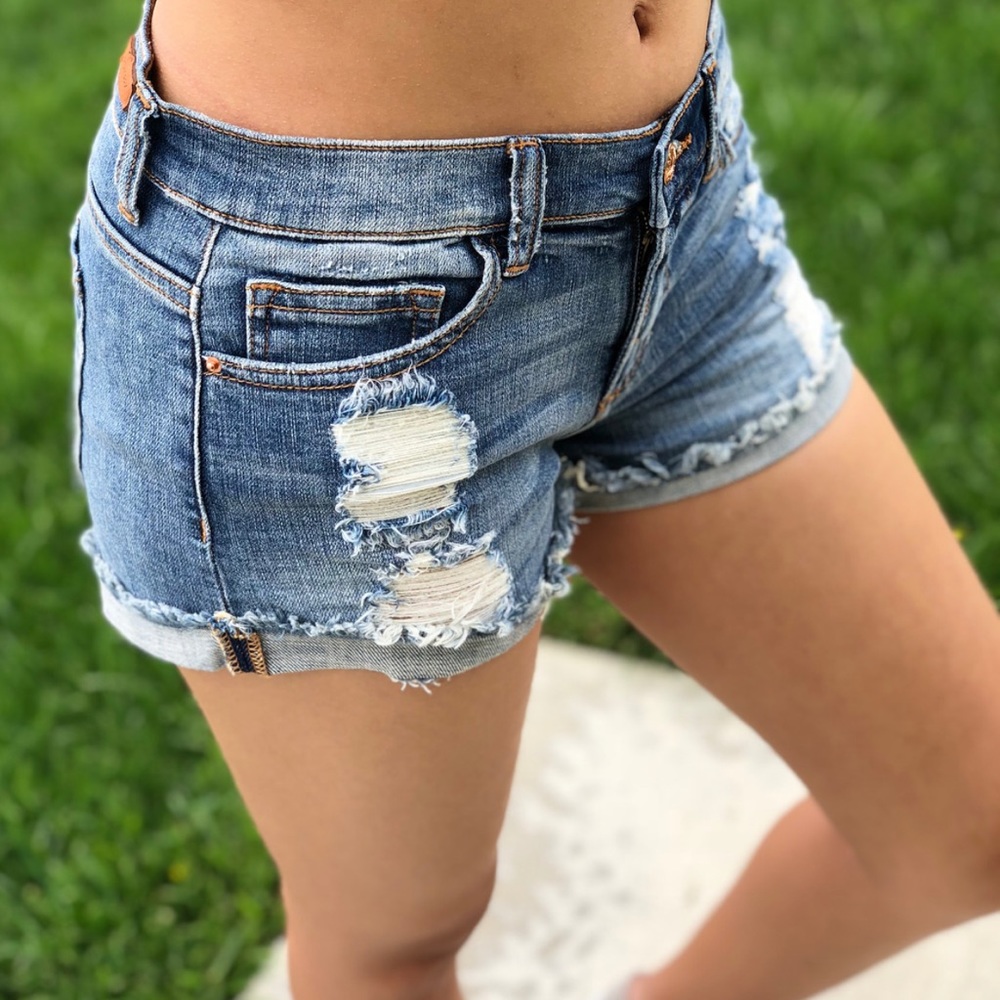 Raw cuffed Hem Distressed jean shorts - Picture 2 of 5